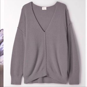 Aritzia Wilfred Free Relaxed V-Neck Sweater
Slouchy chenille sweater